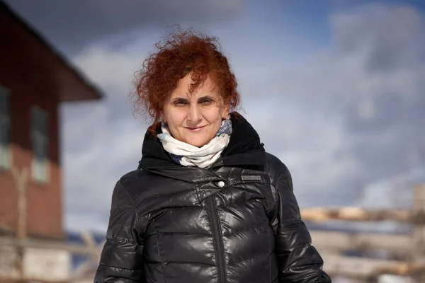 Mujer Caucásica Paisaje Invernal Las Montañas — Foto de Stock