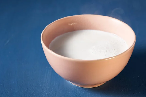 Cuenco Leche Caliente Sobre Fondo Azul —  Fotos de Stock