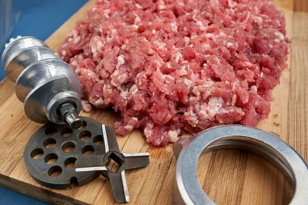 Meat Grinder Parts Minced Meat Wooden Board — Stock Photo, Image