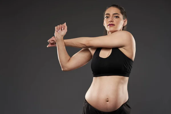 Pregnant Weight Lifter Hispanic Woman Doing Fitness Exercises Studio Shot — Fotografia de Stock
