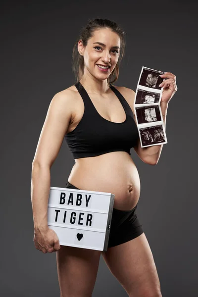 Joven Embarazada Fitness Mujer Orgullosamente Mostrando Bebé Fetal Morfología Exploración — Foto de Stock