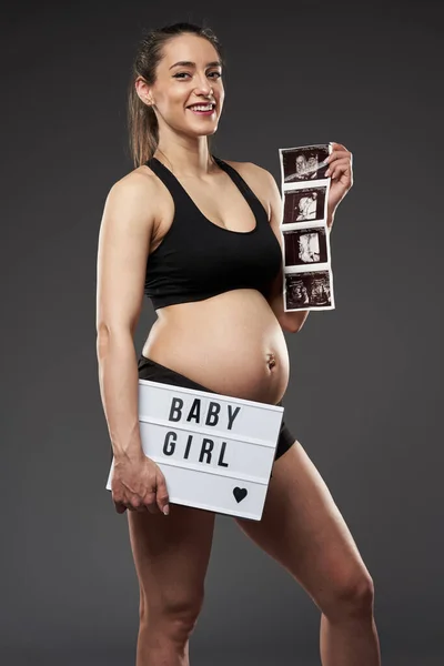 Tineri Gravidă Fitness Femeie Mândrie Arată Copilul Fetal Morfologie Scanare — Fotografie, imagine de stoc