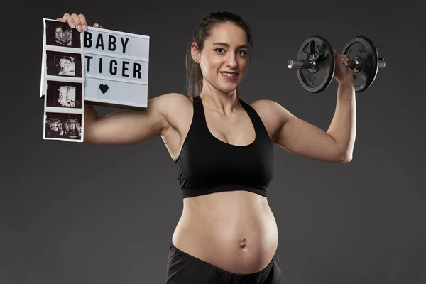 Ung Gravid Fitness Kvinna Stolt Visar Sitt Barn Fostermorfologi Scan — Stockfoto