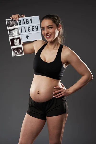 Tineri Gravidă Fitness Femeie Mândrie Arată Copilul Fetal Morfologie Scanare — Fotografie, imagine de stoc