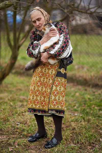 Alte Rumänin Beliebten Kostüm Spielt Mit Ihrer Katze Freien Stockbild