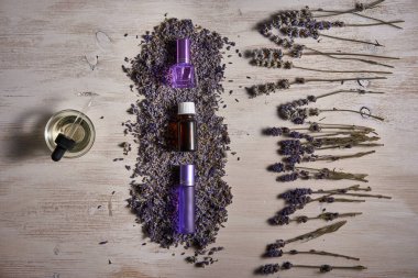 Lavanta yağı ve kurutulmuş çiçekler yakın planda.