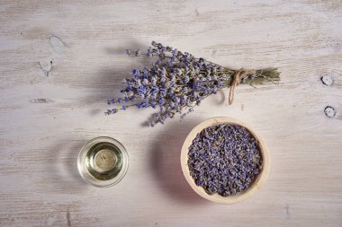 Lavanta yağı ve kurutulmuş çiçekler yakın planda.