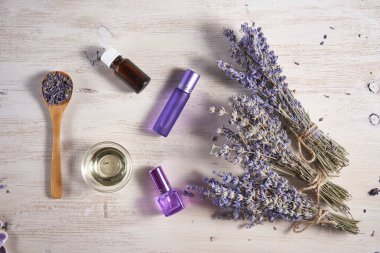 Lavanta yağı ve kurutulmuş çiçekler yakın planda.