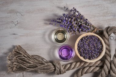 Lavanta yağı ve kurutulmuş çiçekler yakın planda.