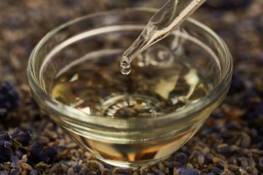 Lavanta yağı ve kurutulmuş çiçekler yakın planda.