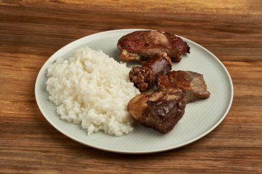 Füme domuz filetosu ve haşlanmış pirinçli sosis.