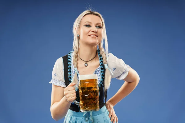Blondynka Niemiecka Młoda Kobieta Tradycyjnym Stroju Kuflem Piwa Zdjęcie Stockowe