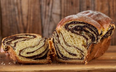 Tahtada ceviz ve kakao dolu sünger keki.