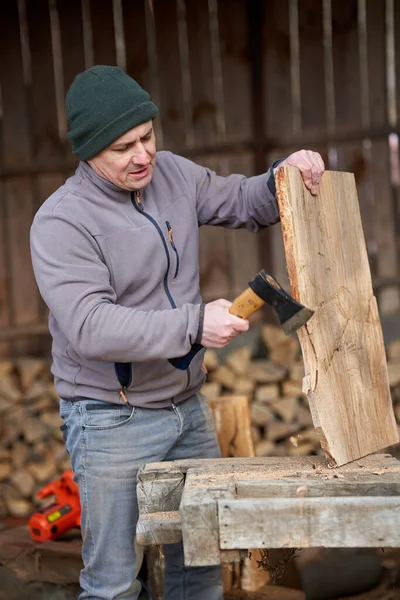 Tesař Používající Sekeru Vytvarování Dřevěné Desky Ořechového Dřeva — Stock fotografie