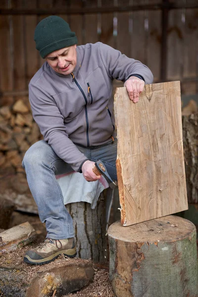 Tesař Používající Sekeru Vytvarování Dřevěné Desky Ořechového Dřeva — Stock fotografie