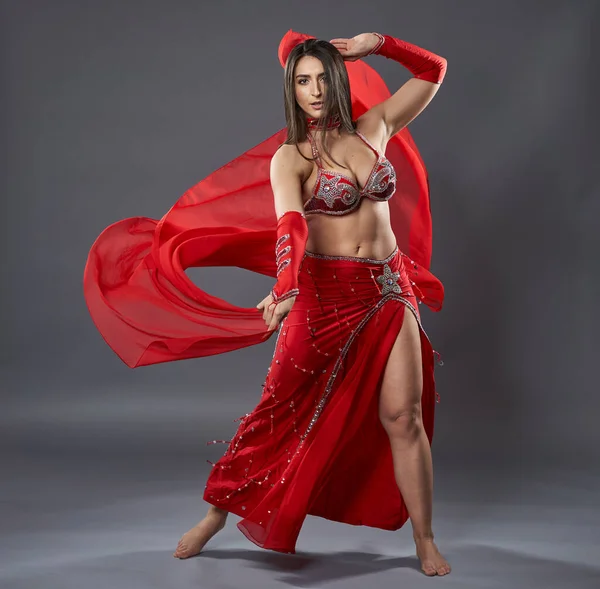 Arab Kobieta Brzucha Tancerka Czerwony Musujące Kostium Szarym Tle Obraz Stockowy