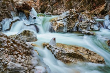 Kışın vadiden akan nehirdeki buz saçakları.