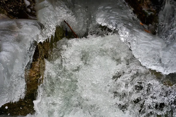 Παγοκρύσταλλοι Ένα Ποτάμι Που Ρέει Μέσα Από Ένα Φαράγγι Χειμώνα — Φωτογραφία Αρχείου