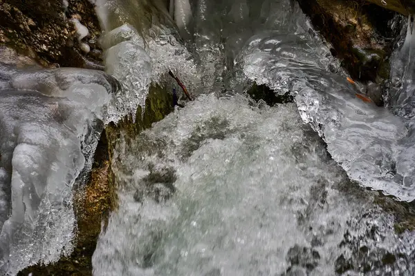 Παγοκρύσταλλοι Ένα Ποτάμι Που Ρέει Μέσα Από Ένα Φαράγγι Χειμώνα Royalty Free Εικόνες Αρχείου