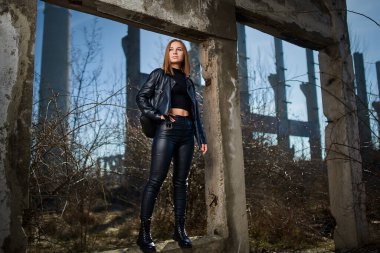 Yıkılmış bir endüstriyel tesiste siyah derili güzel bir kadının kıyamet portresi yayınlandı.