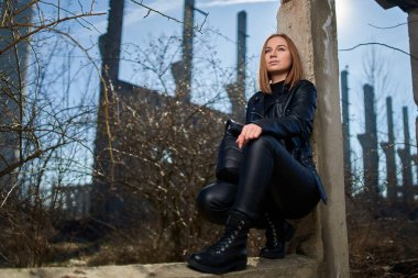 Yıkılmış bir endüstriyel tesiste siyah derili güzel bir kadının kıyamet portresi yayınlandı.