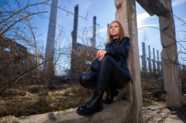 Yıkılmış bir endüstriyel tesiste siyah derili güzel bir kadının kıyamet portresi yayınlandı.