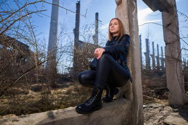 Yıkılmış bir endüstriyel tesiste siyah derili güzel bir kadının kıyamet portresi yayınlandı.