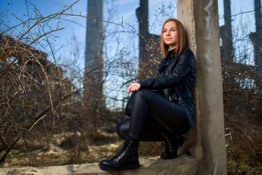 Yıkılmış bir endüstriyel tesiste siyah derili güzel bir kadının kıyamet portresi yayınlandı.