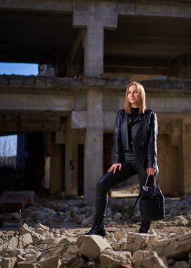 Yıkılmış bir endüstriyel tesiste siyah derili güzel bir kadının kıyamet portresi yayınlandı.