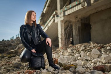 Yıkılmış bir endüstriyel tesiste siyah derili güzel bir kadının kıyamet portresi yayınlandı.