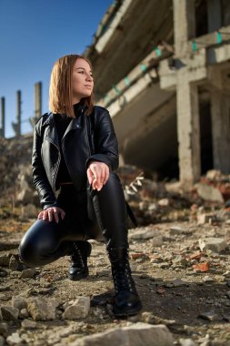 Yıkılmış bir endüstriyel tesiste siyah derili güzel bir kadının kıyamet portresi yayınlandı.