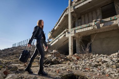 Yıkılmış bir endüstriyel tesiste siyah derili güzel bir kadının kıyamet portresi yayınlandı.