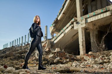 Yıkılmış bir endüstriyel tesiste siyah derili güzel bir kadının kıyamet portresi yayınlandı.