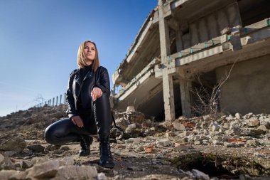 Yıkılmış bir endüstriyel tesiste siyah derili güzel bir kadının kıyamet portresi yayınlandı.