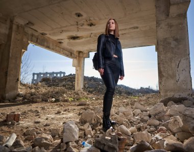 Yıkılmış bir endüstriyel tesiste siyah derili güzel bir kadının kıyamet portresi yayınlandı.