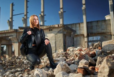 Yıkılmış bir endüstriyel tesiste siyah derili güzel bir kadının kıyamet portresi yayınlandı.