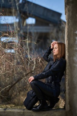 Yıkılmış bir endüstriyel tesiste siyah derili güzel bir kadının kıyamet portresi yayınlandı.