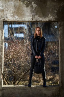 Yıkılmış bir endüstriyel tesiste siyah derili güzel bir kadının kıyamet portresi yayınlandı.