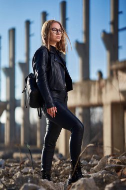 Yıkılmış bir endüstriyel tesiste siyah derili güzel bir kadının kıyamet portresi yayınlandı.