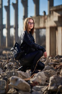 Yıkılmış bir endüstriyel tesiste siyah derili güzel bir kadının kıyamet portresi yayınlandı.