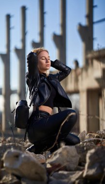 Yıkılmış bir endüstriyel tesiste siyah derili güzel bir kadının kıyamet portresi yayınlandı.