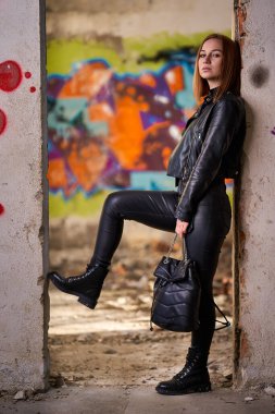 Yıkılmış bir endüstriyel tesiste siyah derili güzel bir kadının kıyamet portresi yayınlandı.