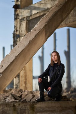 Yıkılmış bir endüstriyel tesiste siyah derili güzel bir kadının kıyamet portresi yayınlandı.