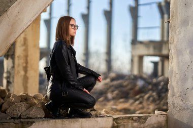 Yıkılmış bir endüstriyel tesiste siyah derili güzel bir kadının kıyamet portresi yayınlandı.