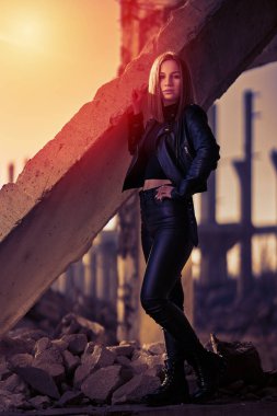 Yıkılmış bir endüstriyel tesiste siyah derili güzel bir kadının kıyamet portresi yayınlandı.