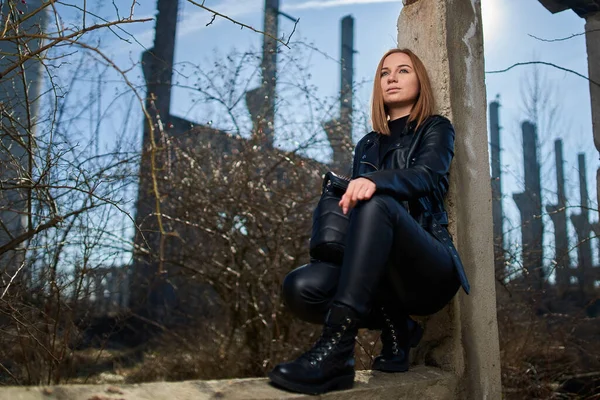 Yıkılmış bir endüstriyel tesiste siyah derili güzel bir kadının kıyamet portresi yayınlandı.