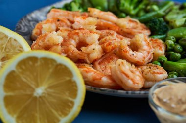 Lezzetli kırmızı kral karidesleri wok 'ta mavi arka planda hazırlandı.