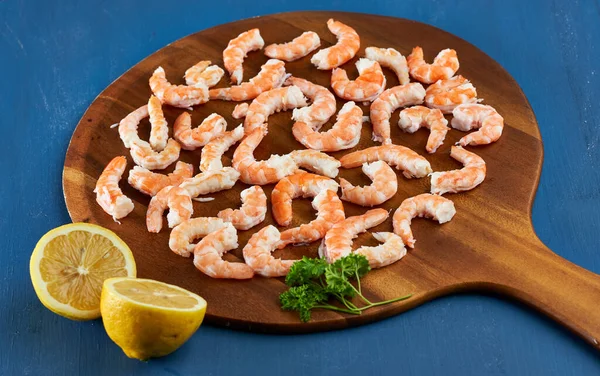 Unshelled Raw Red Prawns Wooden Board — Stock Photo, Image