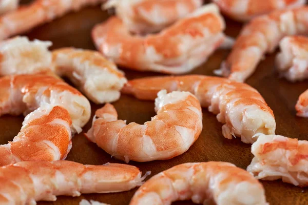 Closeup Unshelled Fresh Red Prawns Wooden Board — Stock Photo, Image