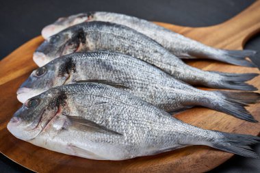 Taze soğumuş taze, çiğ çipler pişmeye hazır.